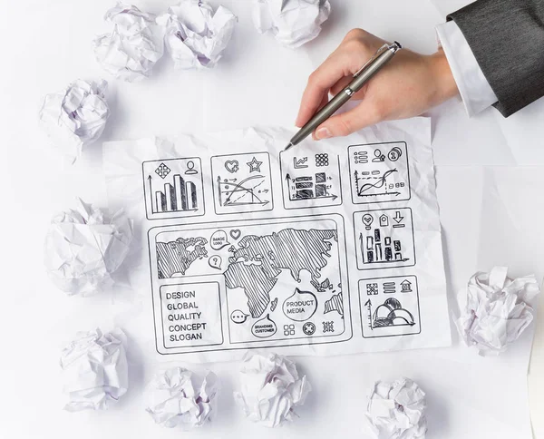 Mulher esboçando ideias na folha de papel — Fotografia de Stock