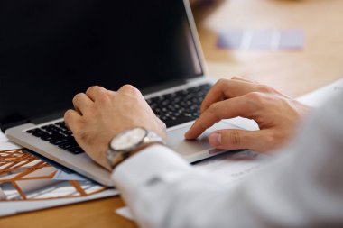 Resepsiyon ve eller kapat