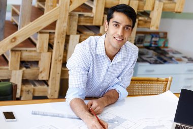 Genç adam mimar ofis