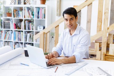 Genç adam mimar ofis