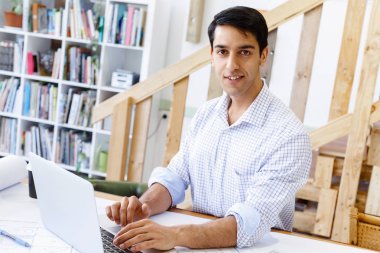 Genç adam mimar ofis