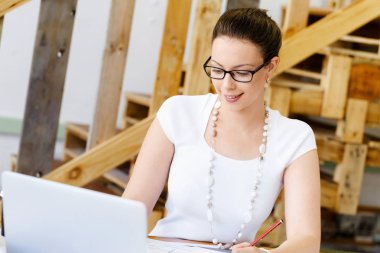 Görevdeki genç bayan.