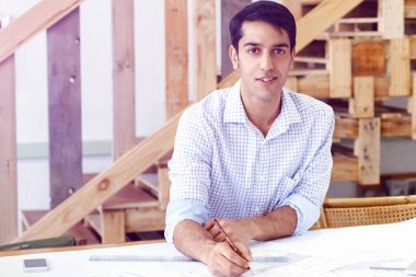 Genç adam mimar ofis