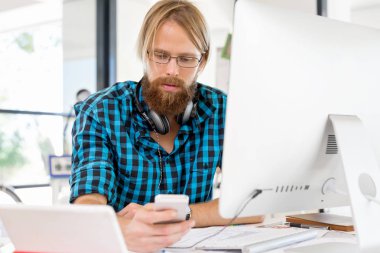 Genç adam ofiste çalışıyor.