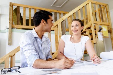 Ofisteki iki genç mimar