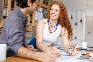 Ofisteki iki genç mimar