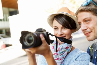 Gülümseyen çift kamera ile