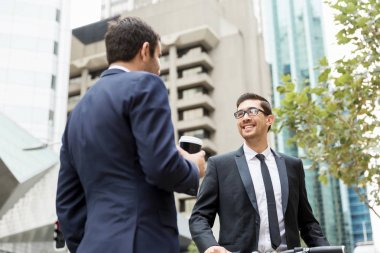 İki genç işadamları ile bir bisiklet şehir merkezinde