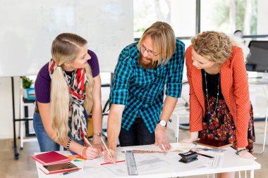 Genç Ofis çalışanları tartışıyor