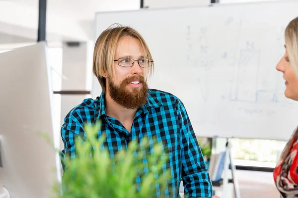 Jongeman aan het werk — Stockfoto