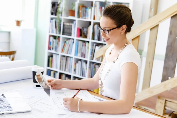 Ung kvinna arkitekt i office — Stockfoto