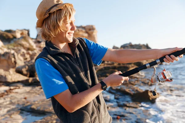 Adolescente pescando en el mar — Foto de Stock