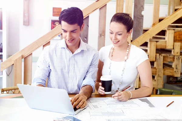 Dos jóvenes arquitectos en el cargo — Foto de Stock