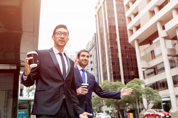 タクシーを呼ぶ 2 人の若いビジネスマン — ストック写真