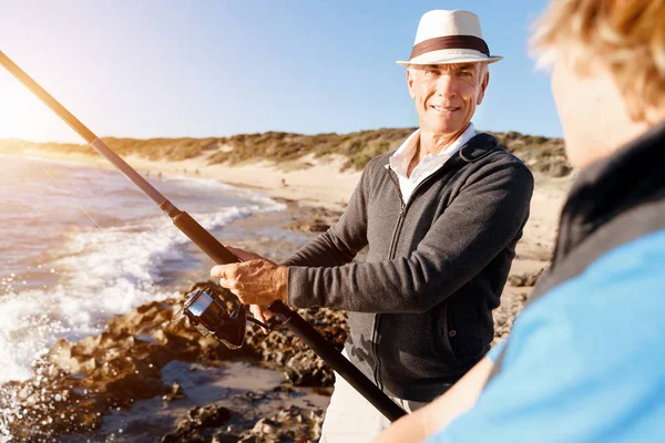 Senior homme pêche avec son petit-fils — Photo