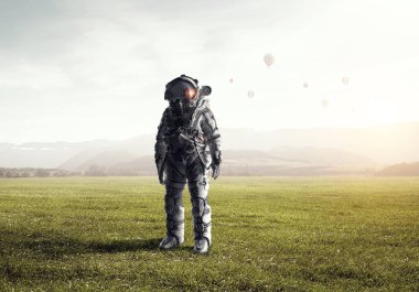 Astronot uzayda. Karışık teknik