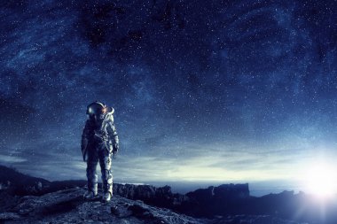 Astronot uzayda. Karışık teknik