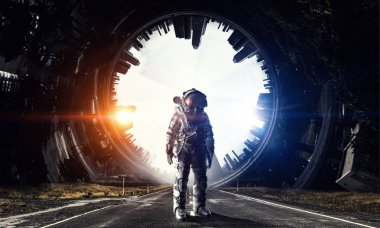 Astronot uzayda. Karışık teknik