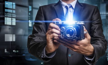 Elinde kamera olan adam