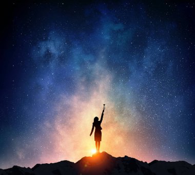 Yıldızlı gökyüzü karşı iş kadını. Karışık teknik