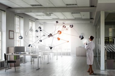 Bilim adamı kadın araştırma yapıyor. Karışık teknik