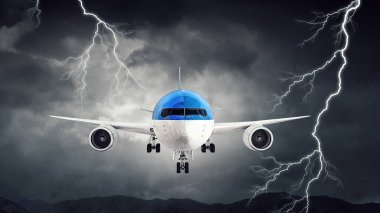 Gece gökyüzünde uçak. Karışık teknik