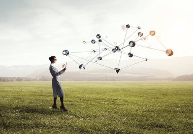 Bilim adamı kadın araştırma yapıyor. Karışık teknik