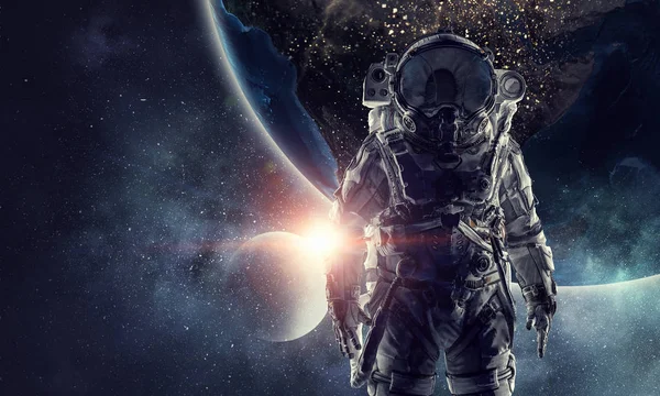 Astronot uzayda. Karışık teknik