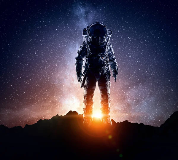 Astronauta en el espacio exterior. Medios mixtos — Foto de Stock