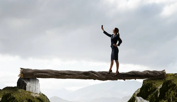 Vrouw doen verbazingwekkende selfie — Stockfoto