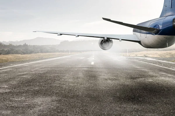 Avião sobre pista. Meios mistos — Fotografia de Stock