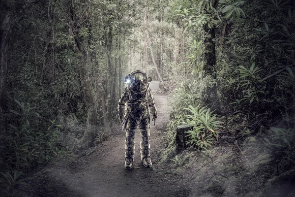 Astronaute dans la forêt — Photo