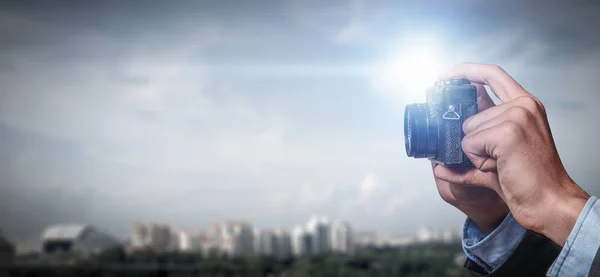 Mann mit Kamera in der Hand — Stockfoto