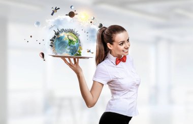 Kadın sunan inşaat modeli. Karışık teknik