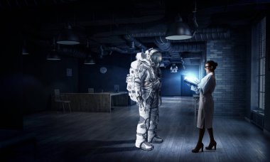 Uzay elbisesi tasarımı bilim adamları. Karışık teknik