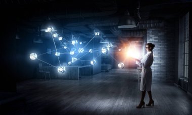 Bilim adamı kadın araştırma yapıyor. Karışık teknik