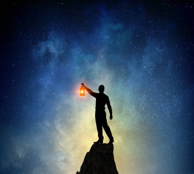 Yıldızlı gökyüzü karşı iş adamı. Karışık teknik