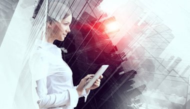 Tablet üzerinde çalışan çekici iş kadını