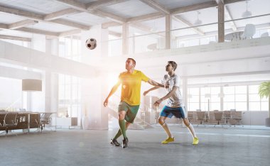 Ofiste futbol oynarken