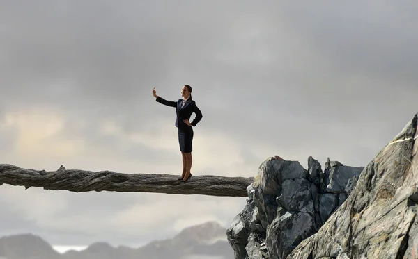 Donna facendo selfie incredibile — Foto Stock