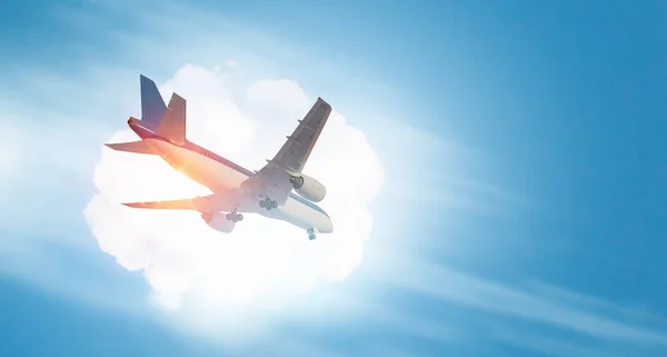 Avión en el cielo de día. Medios mixtos —  Fotos de Stock