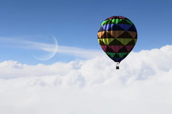 Аеростат, що летить над хмарами — стокове фото