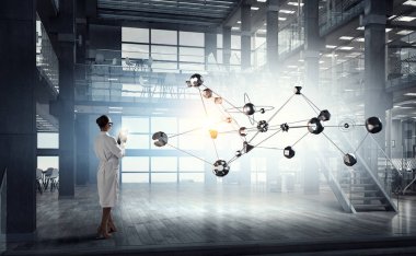 Bilim adamı kadın araştırma yapıyor. Karışık teknik