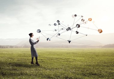 Bilim adamı kadın araştırma yapıyor. Karışık teknik