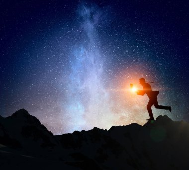 Yıldızlı gökyüzü karşı iş adamı. Karışık teknik