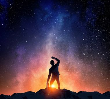 Yıldızlı gökyüzü karşı iş adamı. Karışık teknik