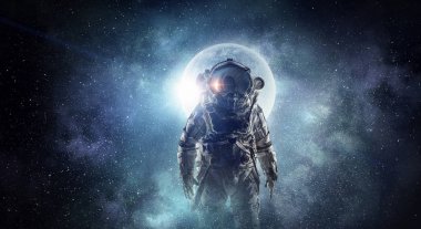 Astronot uzayda. Karışık teknik