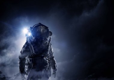 Astronot uzay giysisi içinde