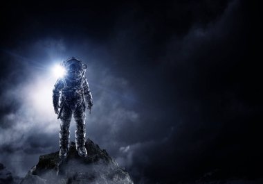 Astronot uzay giysisi içinde