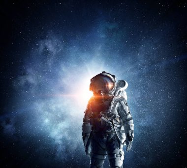 Astronot uzayda. Karışık teknik
